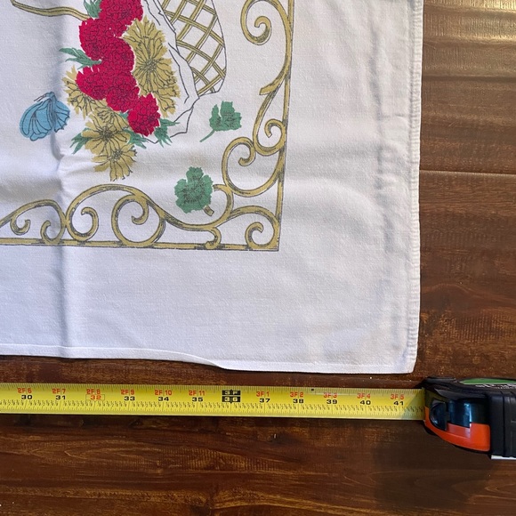 Vintage 50’s, 60’s table cloth, no stains, nice condition. - Picture 3 of 4